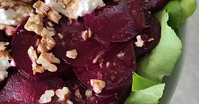 Carpaccio z buraków z kozim serem i orzechami włoskimi