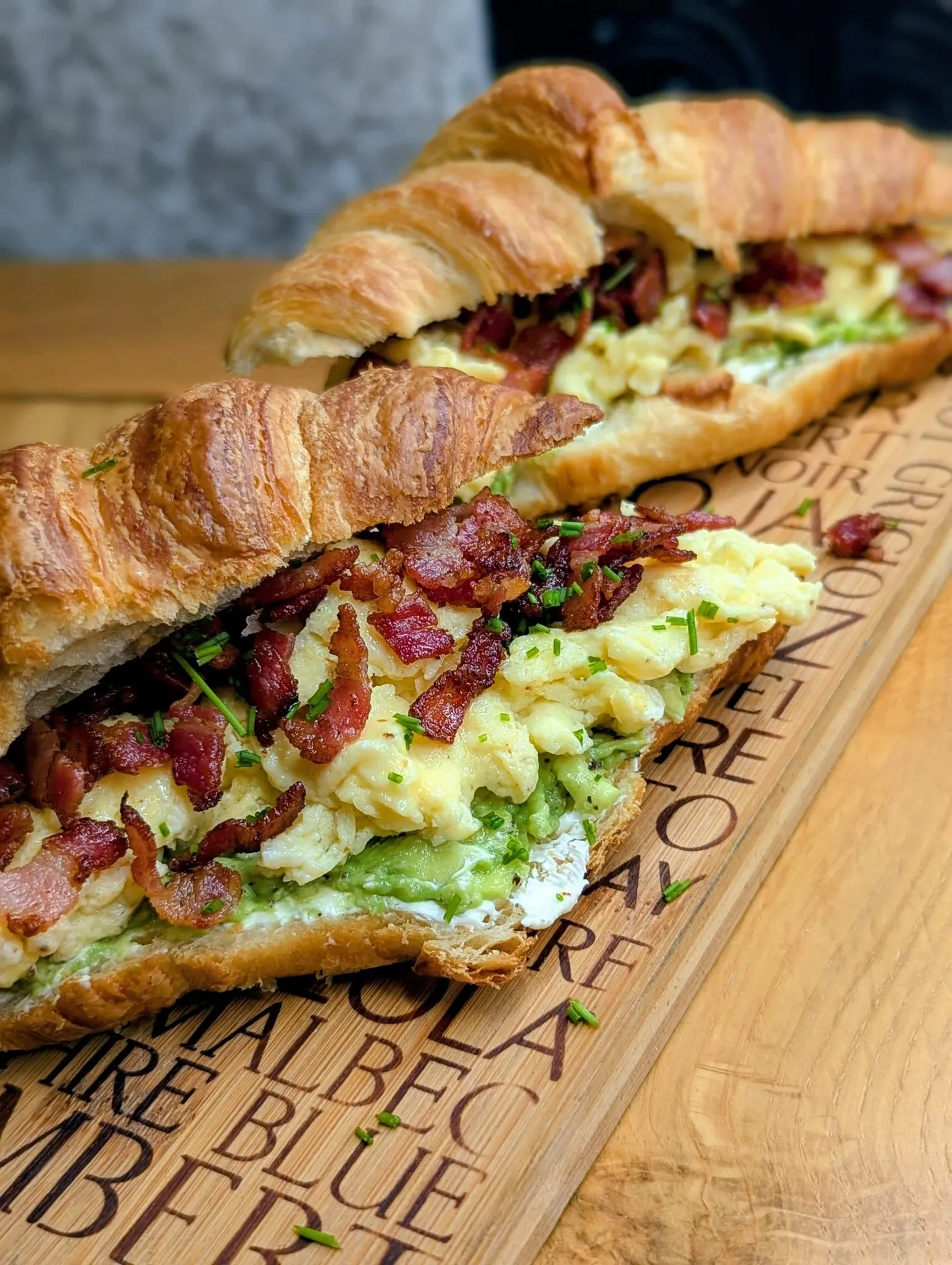 Kruasano sumuštinis su kiaušiniene, šonine ir avokadu Kruasano sumuštinis su kiaušiniene, šonine ir avokadu