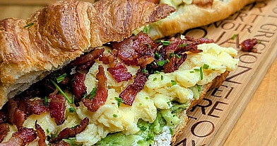 Kruasano sumuštinis su kiaušiniene, šonine ir avokadu