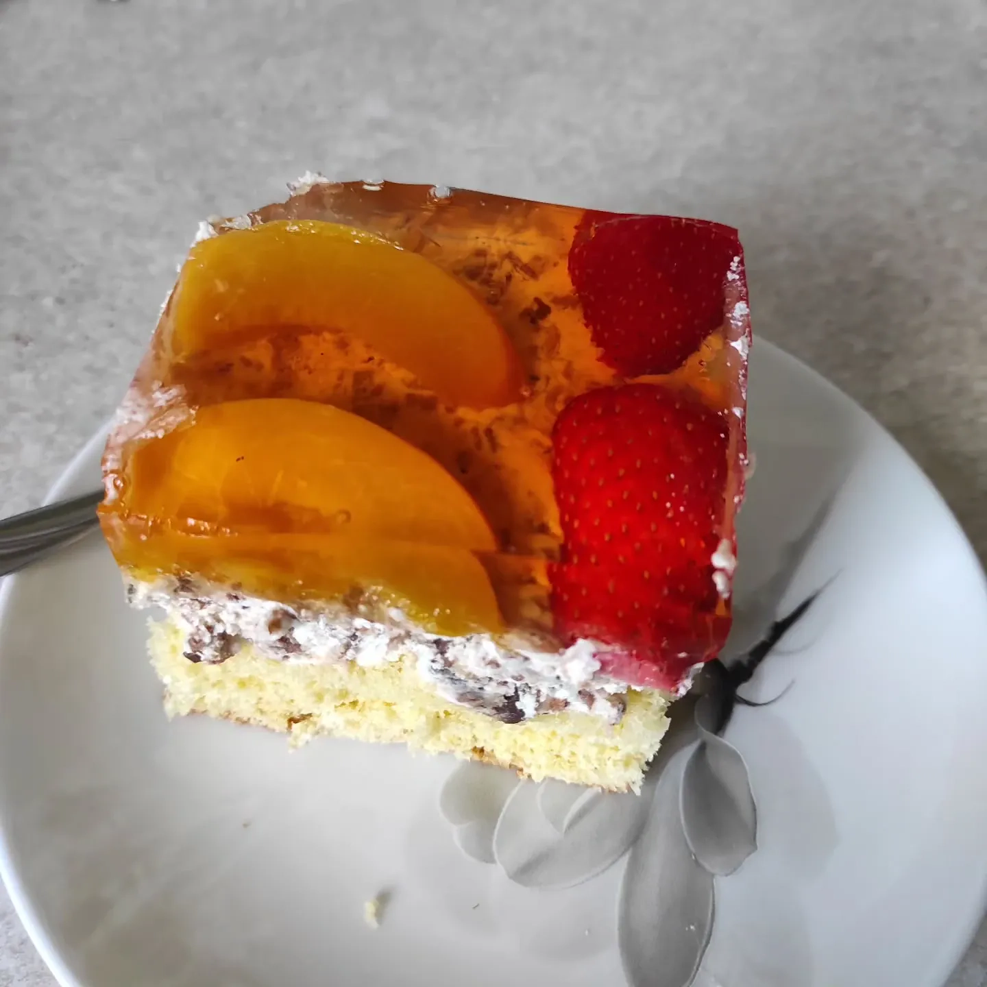 Biszkopt z galaretką, truskawkami i brzoskwiniami Biszkopt z galaretką, truskawkami i brzoskwiniami