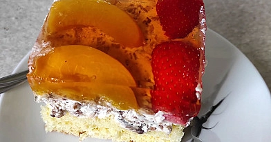 Biszkopt z galaretką, truskawkami i brzoskwiniami