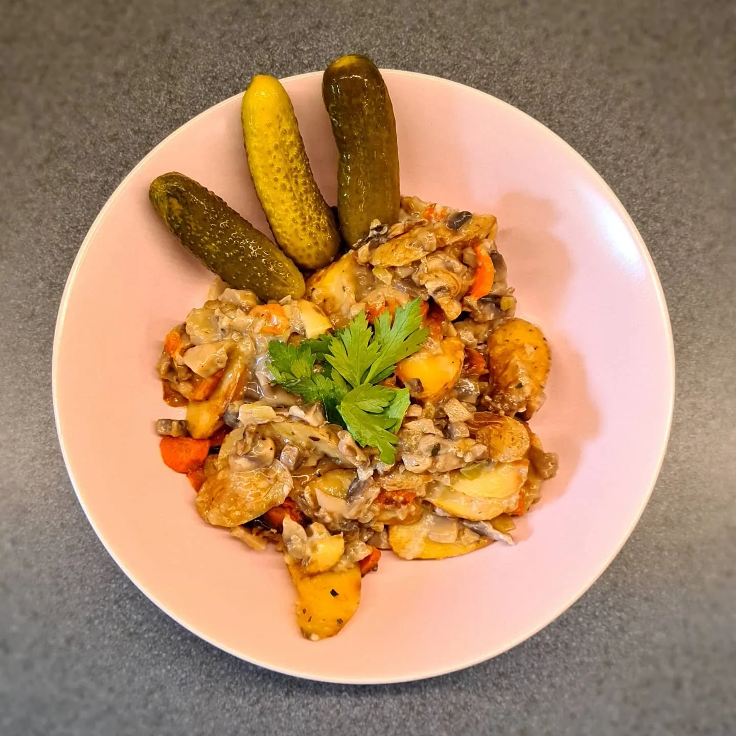 Kartupeļi ar lielo sēņu mērci un klāt marinēti gurķi