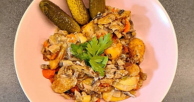 Kartupeļi ar lielo sēņu mērci un klāt marinēti gurķi