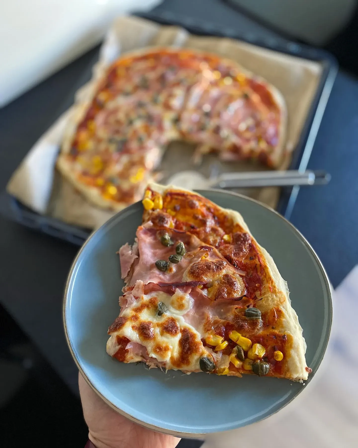 Domowa pizza z szynką, mozzarellą i kaparami