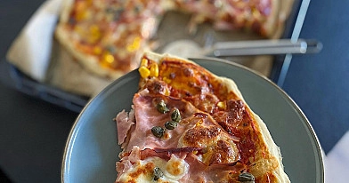 Domowa pizza z szynką, mozzarellą i kaparami