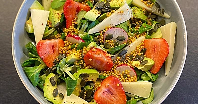 Sałatka z truskawkami, awokado i serem pecorino
