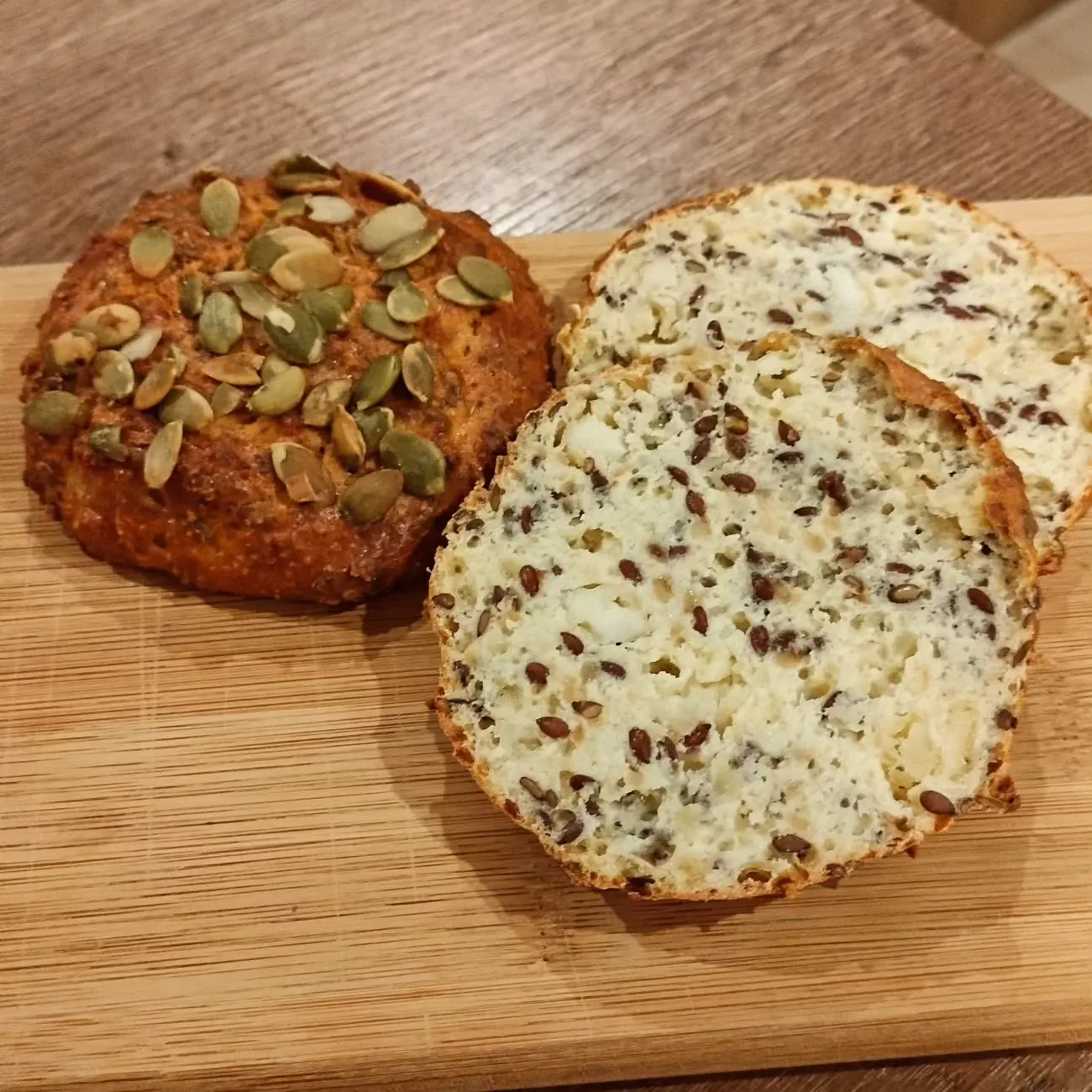 Bułki z twarogu i ziaren – keto, low carb, bez mąki pszennej Bułki z twarogu i ziaren – keto, low carb, bez mąki pszennej
