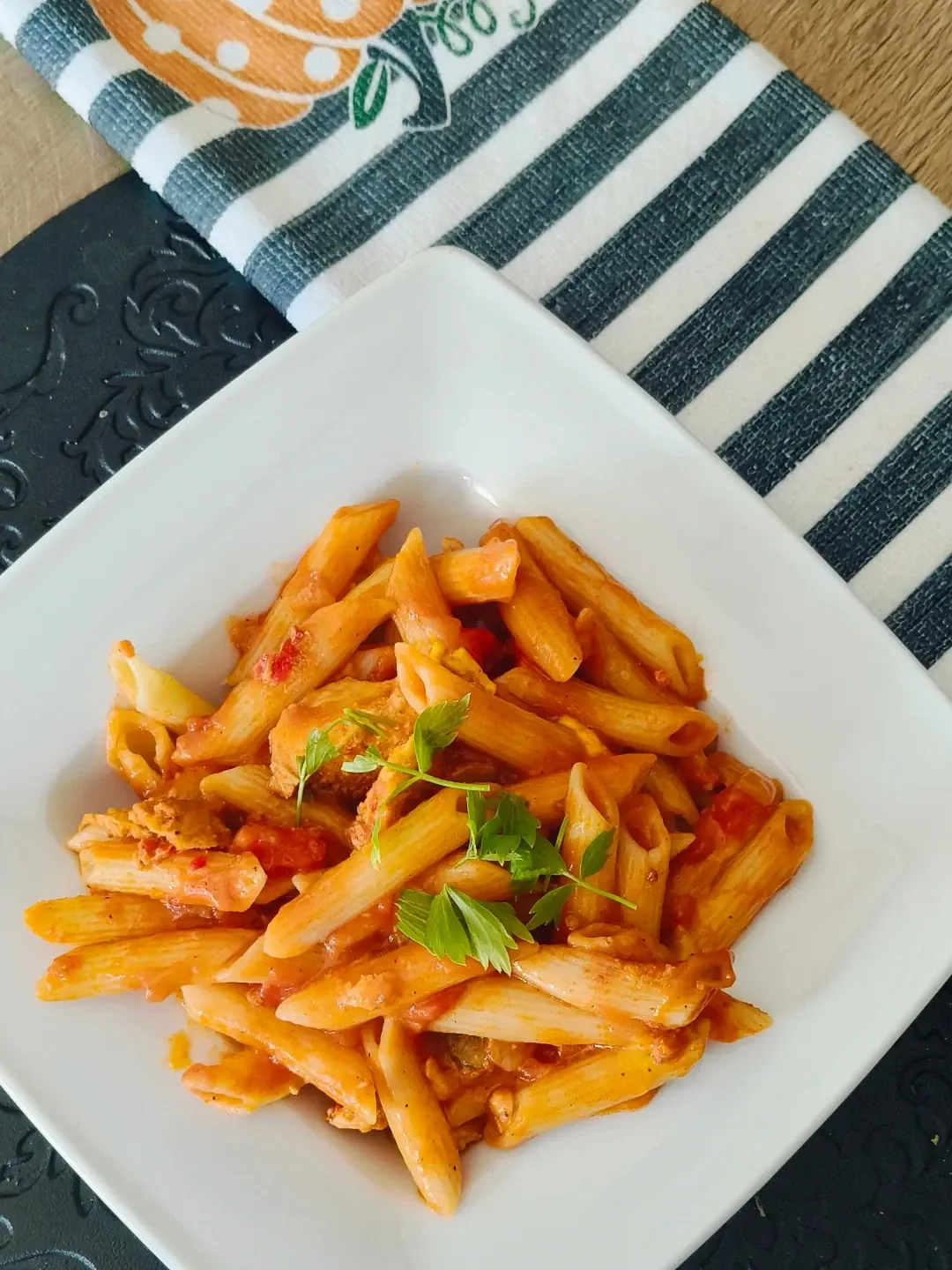 Makaron penne z kurczakiem w sosie pomidorowym
