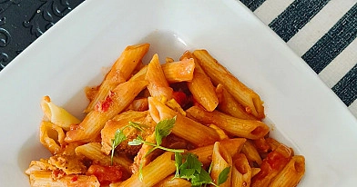 Makaron penne z kurczakiem w sosie pomidorowym