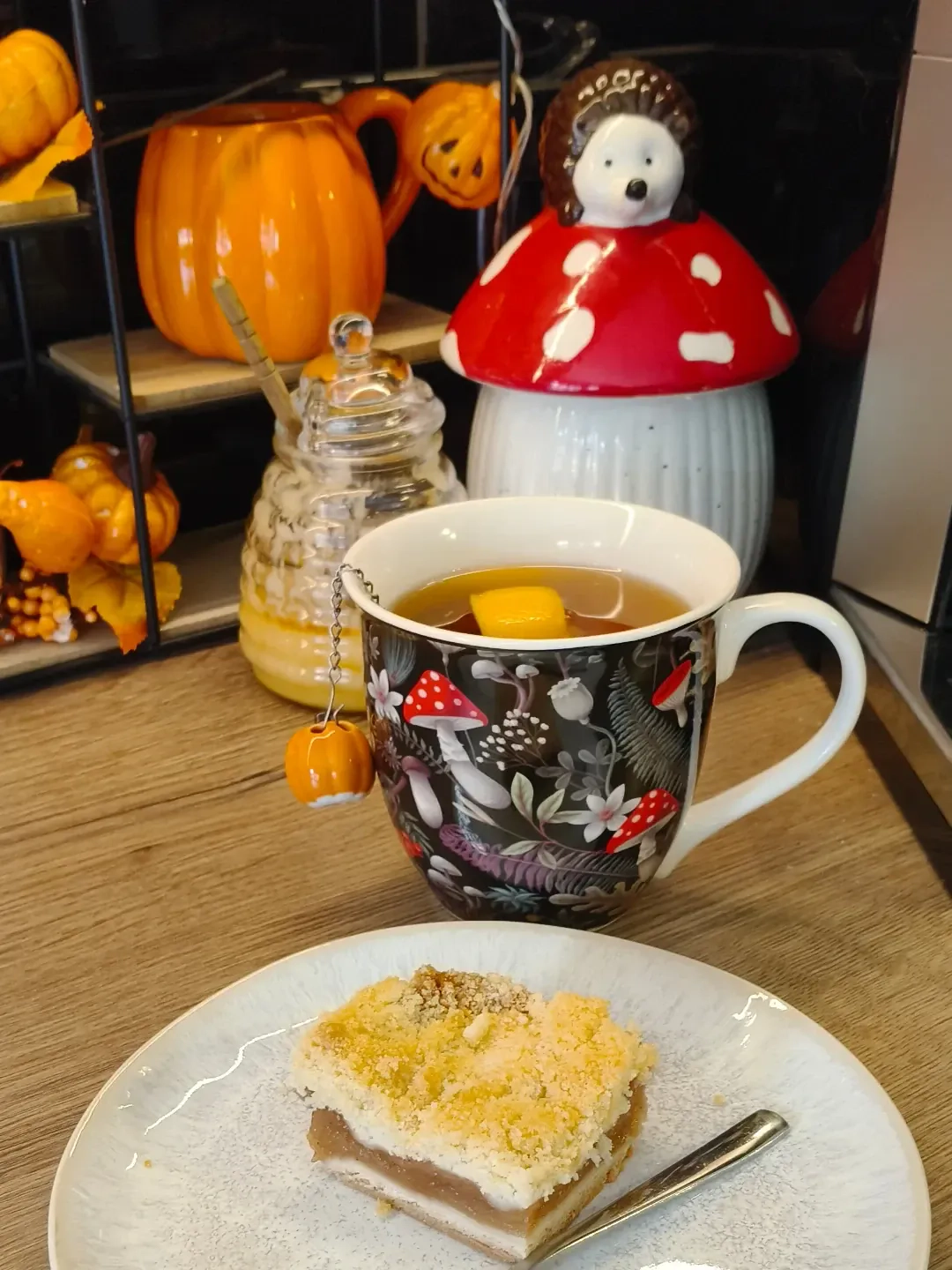 Szarlotka z kruszonką i cynamonem – domowe ciasto z jabłkami jak od babci