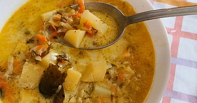 Zupa ogórkowa na bulionie z warzywami i śmietaną – klasyczny polski przepis, który zawsze smakuje domowo