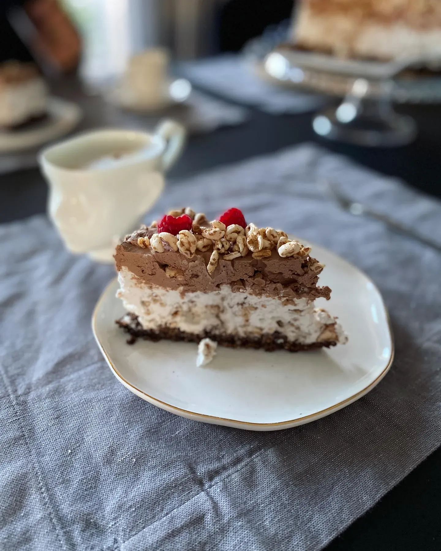 Ciasto kokosowo-czekoladowe bez pieczenia z chrupiącą granolą Ciasto kokosowo-czekoladowe bez pieczenia z chrupiącą granolą