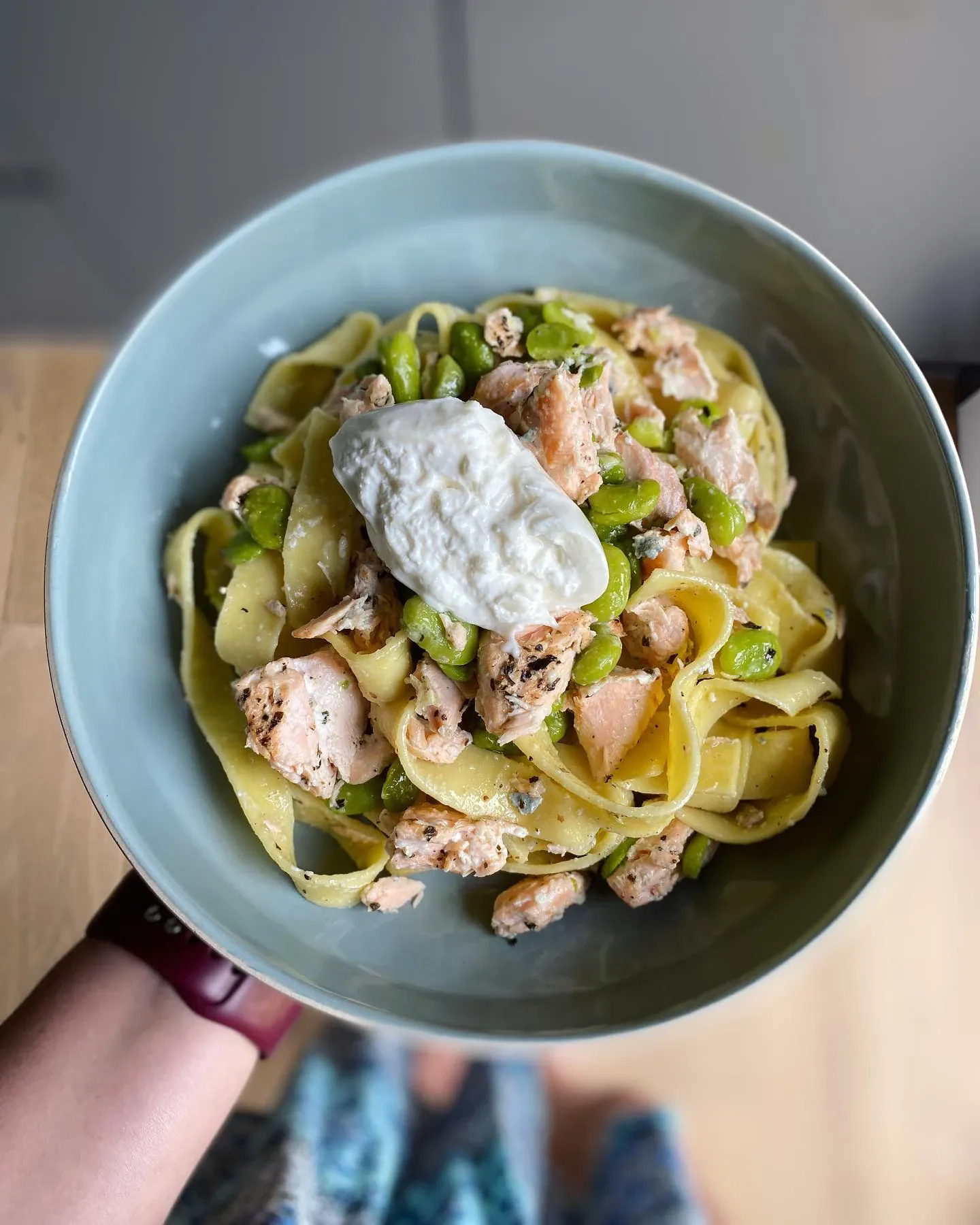 Makaron tagliatelle z wędzonym łososiem, bobem i kremową burratą Makaron tagliatelle z wędzonym łososiem, bobem i kremową burratą