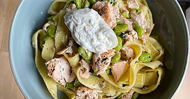 Makaron tagliatelle z wędzonym łososiem, bobem i kremową burratą