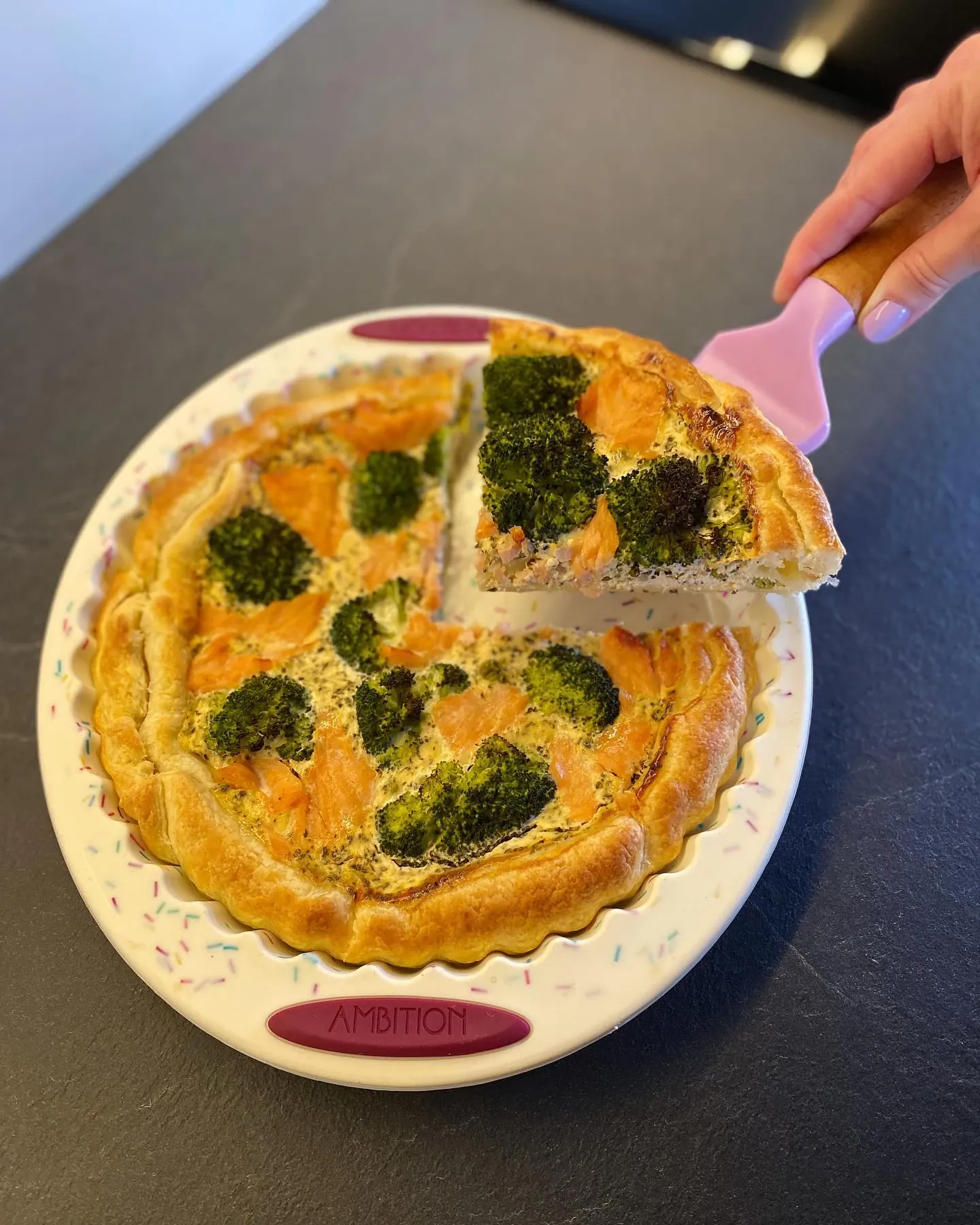 Tarta z wędzonym łososiem i brokułami na cieście francuskim Tarta z wędzonym łososiem i brokułami na cieście francuskim