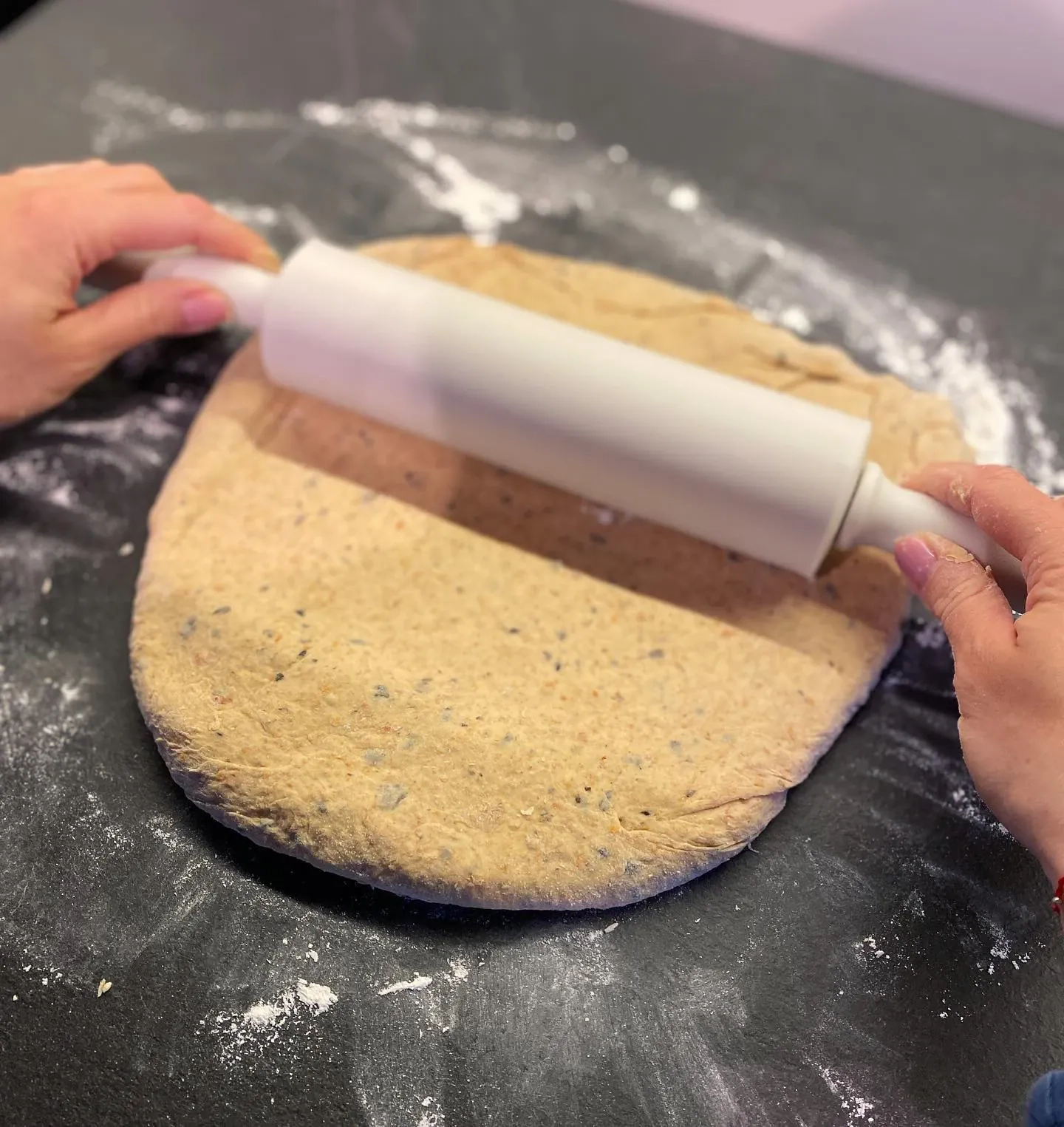 Domowe bułki z suszonymi pomidorami i oliwkami – puszyste, aromatyczne i idealne na śniadanie Domowe bułki z suszonymi pomidorami i oliwkami – puszyste, aromatyczne i idealne na śniadanie