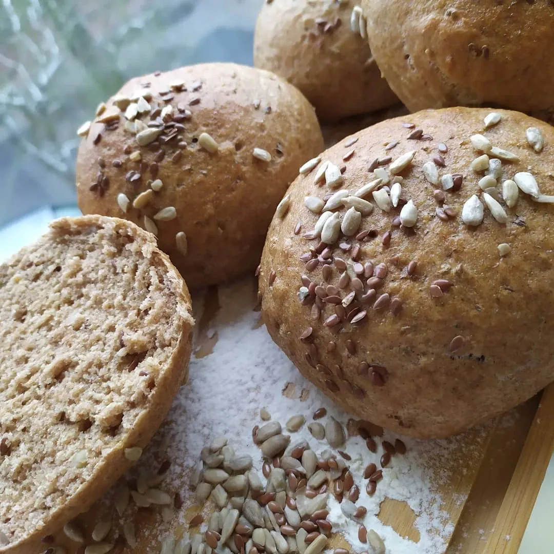 Miękkie i puszyste bułki z mąki pełnoziarnistej pszennej Miękkie i puszyste bułki z mąki pełnoziarnistej pszennej