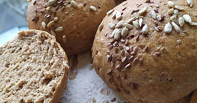 Miękkie i puszyste bułki z mąki pełnoziarnistej pszennej