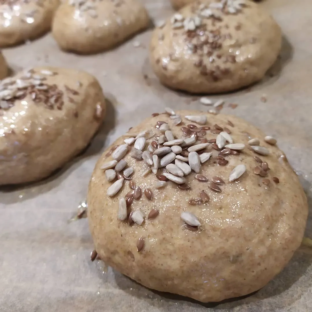 Miękkie i puszyste bułki z mąki pełnoziarnistej pszennej Miękkie i puszyste bułki z mąki pełnoziarnistej pszennej