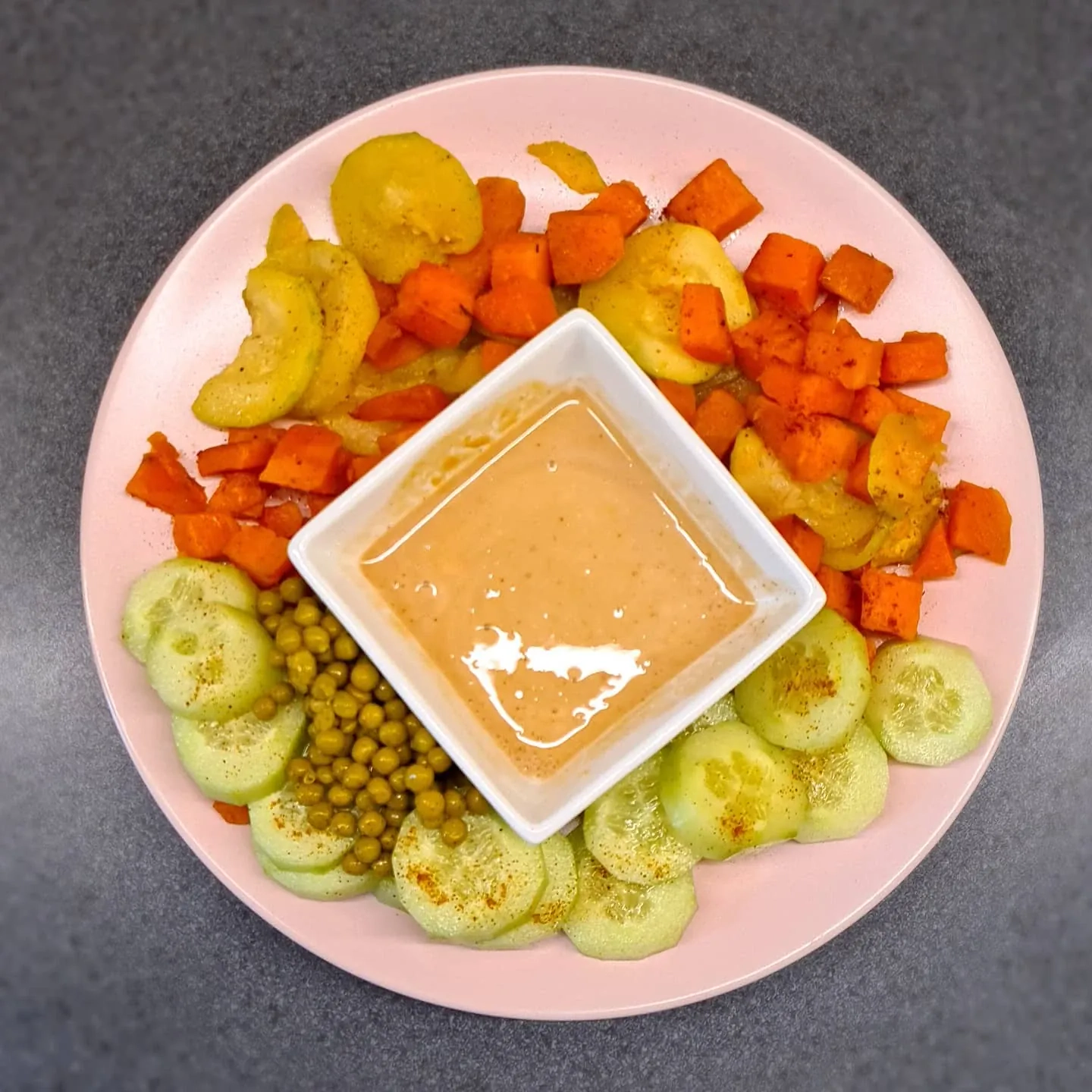 Dārzeņu plate ar paštaisītu mērci