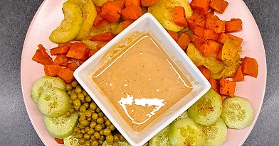 Dārzeņu plate ar paštaisītu mērci