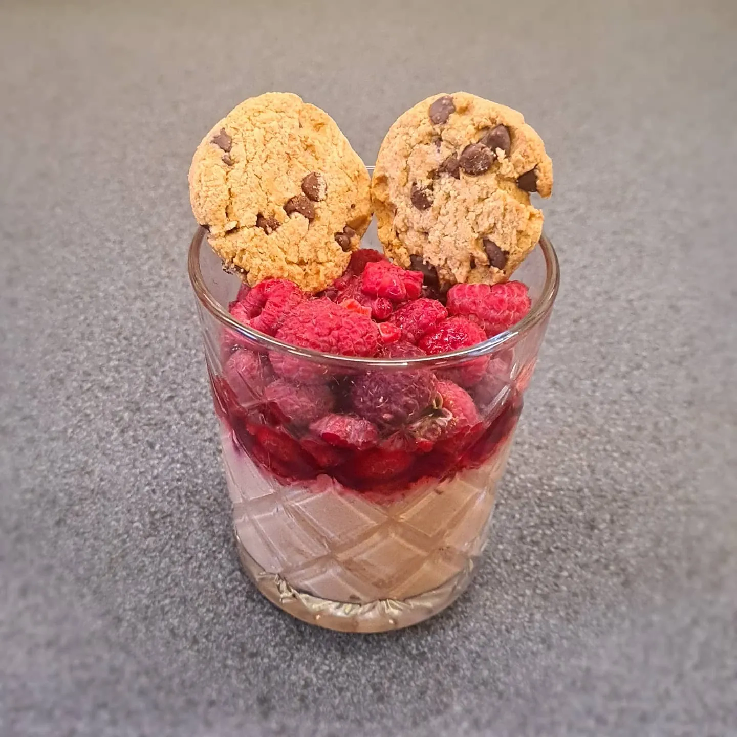 Šokolādes krēms, avenes, cepumi bez cukura 🍪