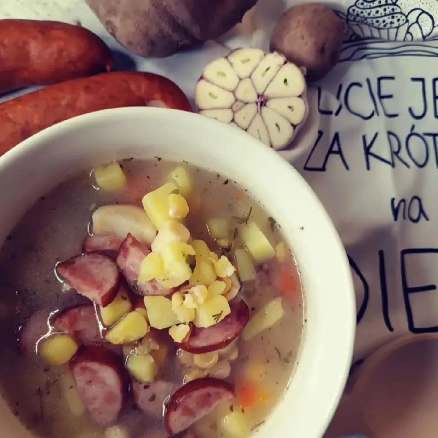 Grochówka na wędzonych żeberkach z kiełbasą – klasyczna, pożywna zupa na chłodne dni