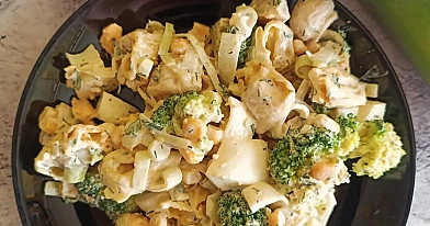 Sałatka z tortellini, brokułem i porem