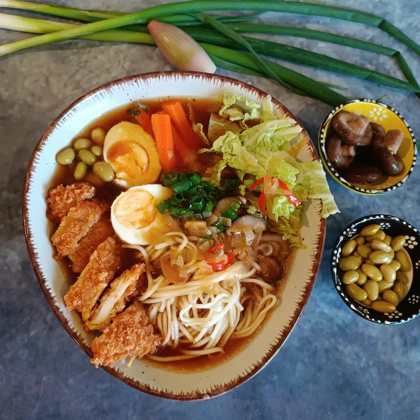 Ramen z kurczakiem katsu i warzywami w bulionie miso Ramen z kurczakiem katsu i warzywami w bulionie miso