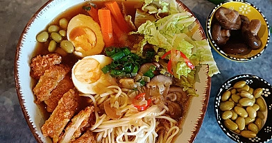 Ramen z kurczakiem katsu i warzywami w bulionie miso