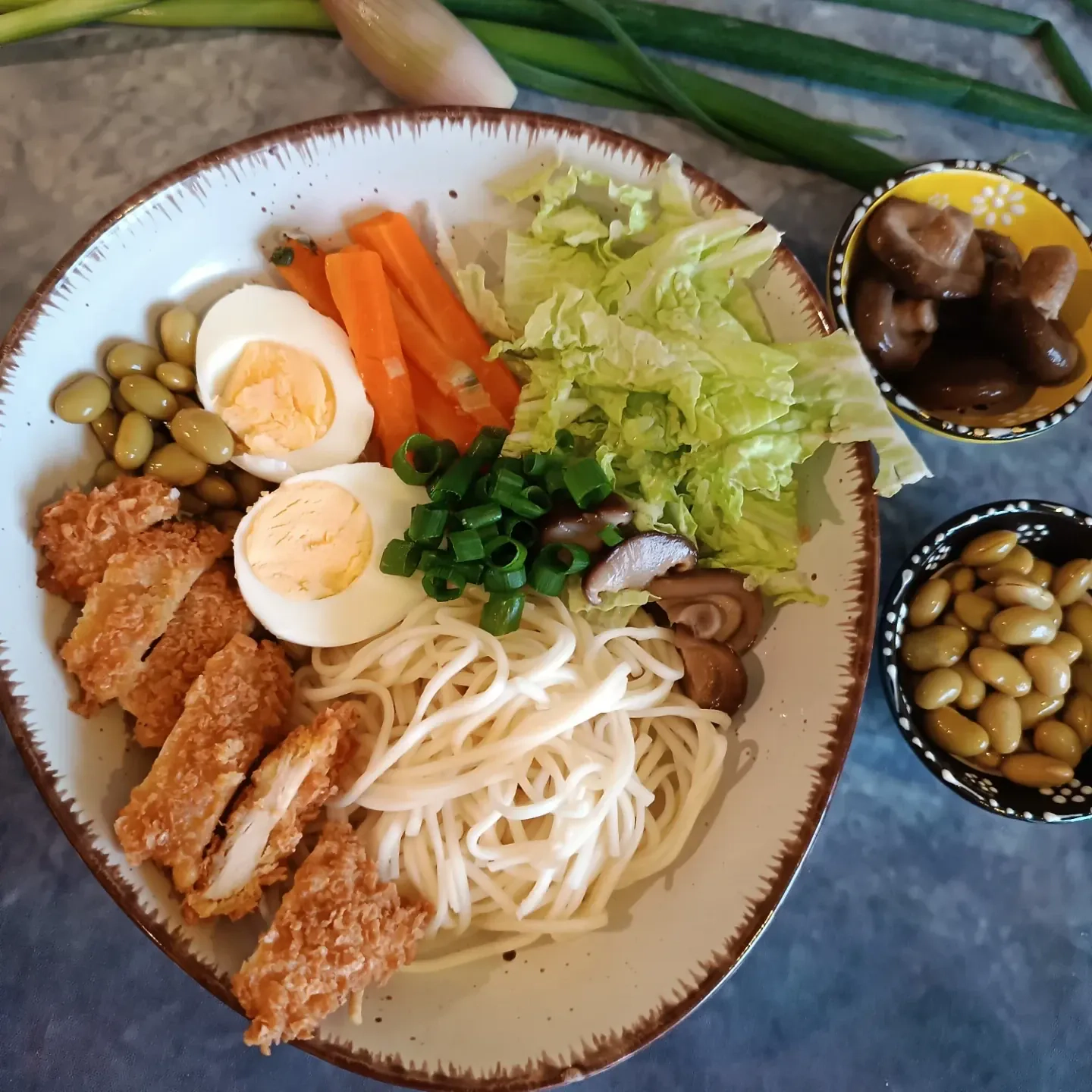 Ramen z kurczakiem katsu i warzywami w bulionie miso Ramen z kurczakiem katsu i warzywami w bulionie miso