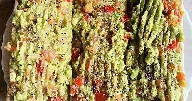 Kreminė avokado užtepėlė su rūkyta lašiša ir pomidorais