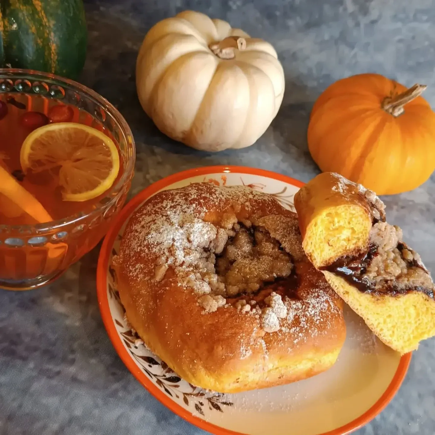 Dyniowe drożdżowe bułeczki z powidłami i kruszonką Dyniowe drożdżowe bułeczki z powidłami i kruszonką