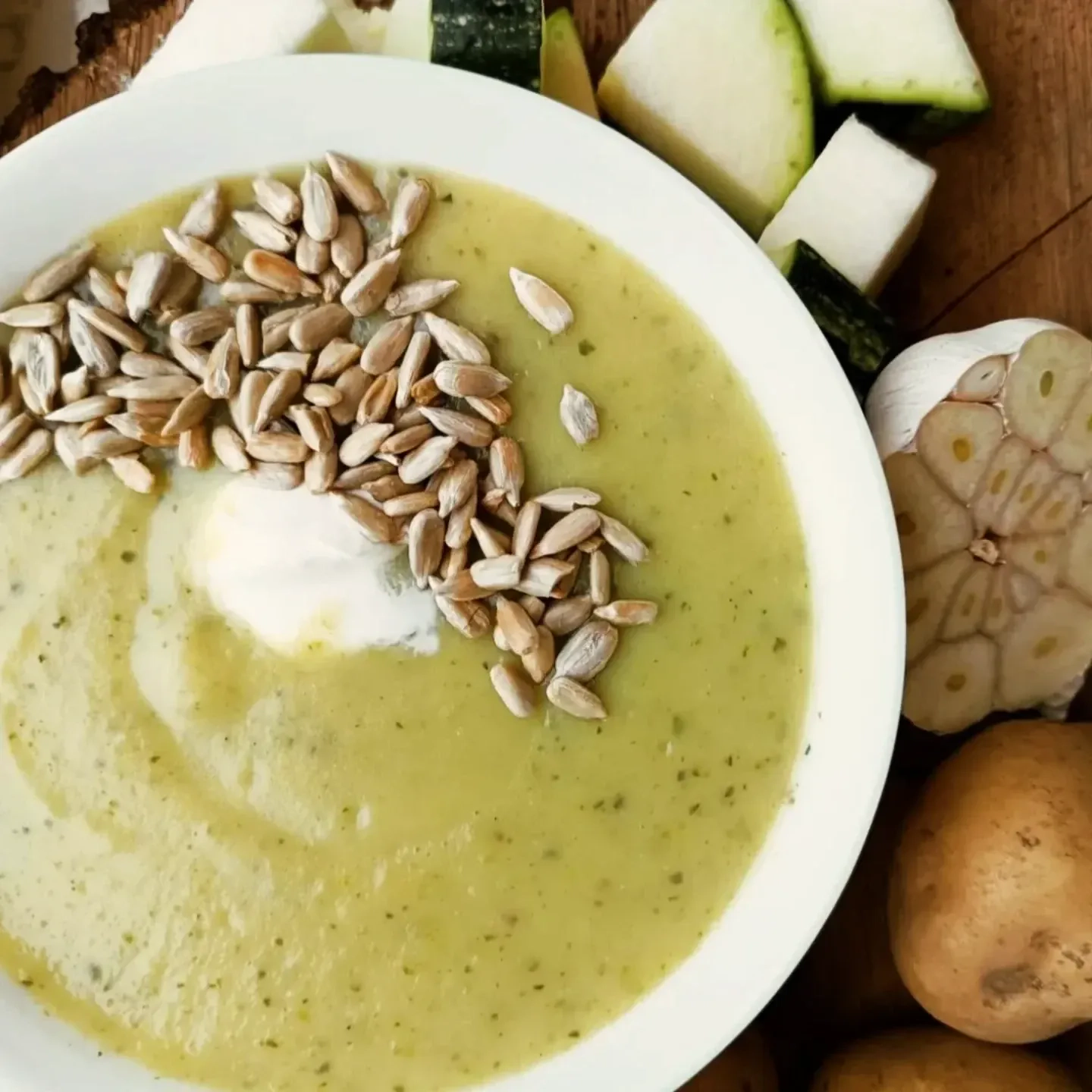 Kremowa zupa z cukinii i sera – domowy przepis na pyszną zupę krem Kremowa zupa z cukinii i sera – domowy przepis na pyszną zupę krem