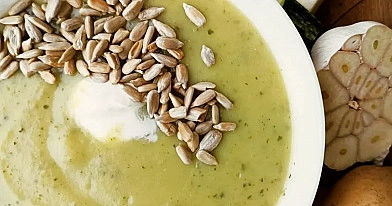 Kremowa zupa z cukinii i sera – domowy przepis na pyszną zupę krem