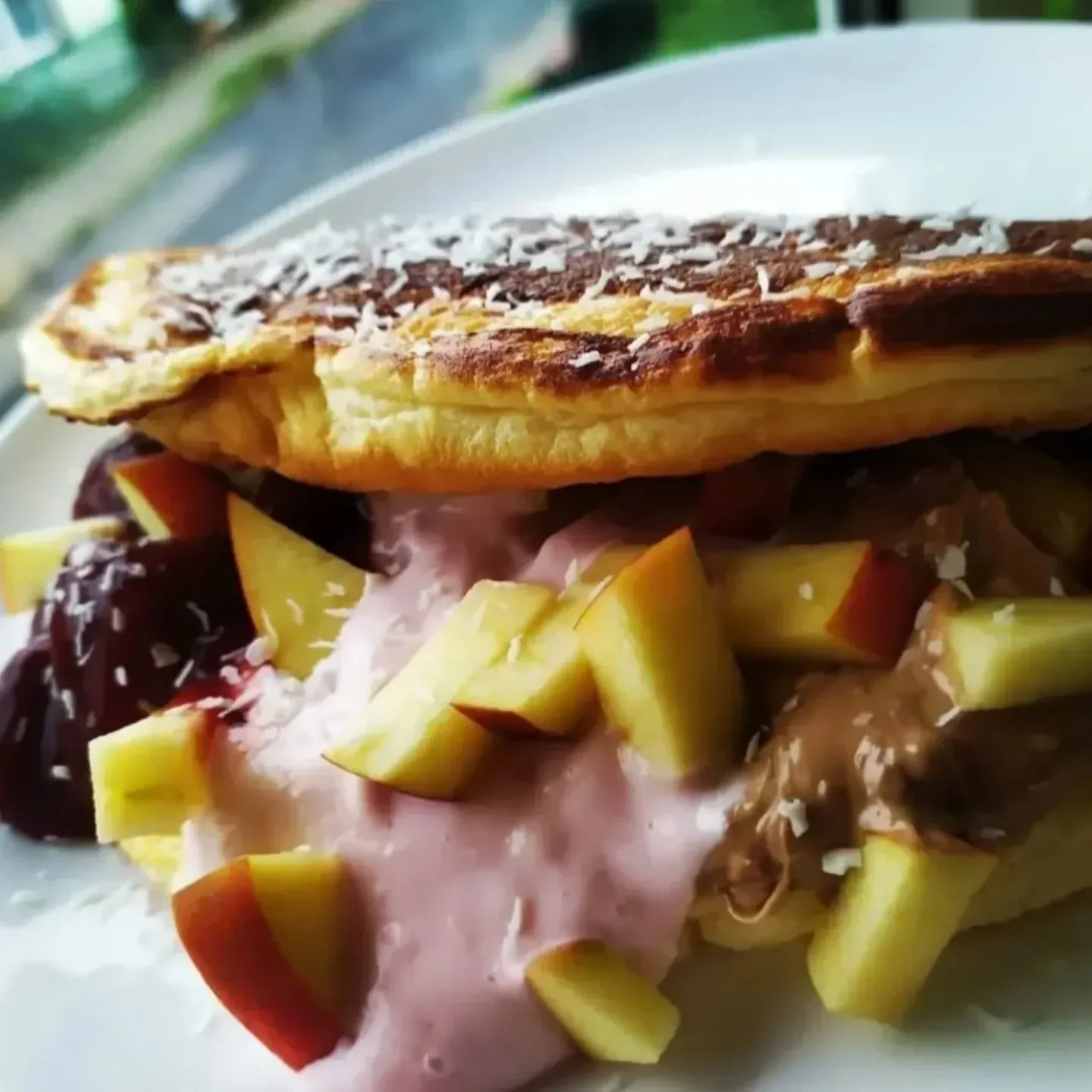 Puszysty puchaty omlet z owocami, jogurtem i masłem orzechowym