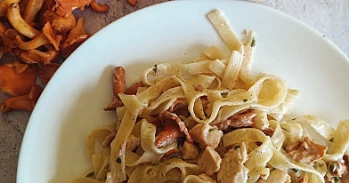 Makaron tagliatelle z kurczakiem i kurkami w śmietankowym sosie