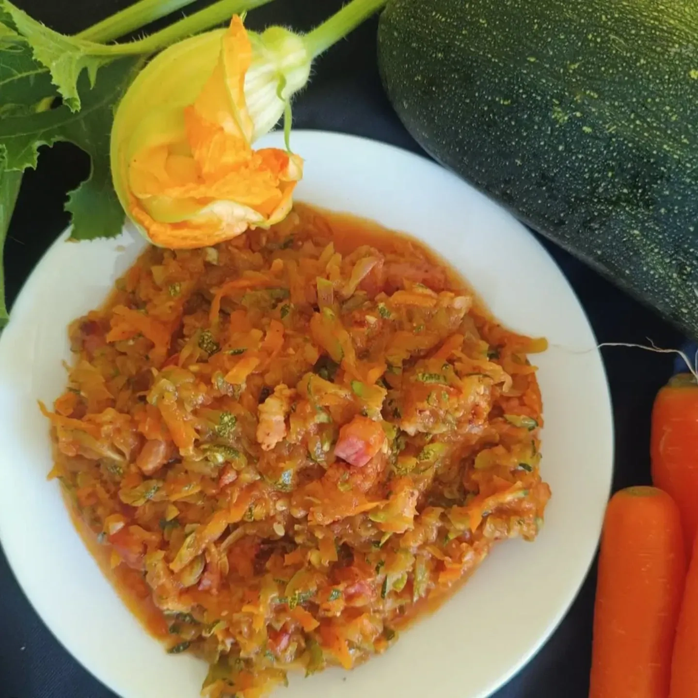 Bigos z cukinii z boczkiem i kiełbasą Bigos z cukinii z boczkiem i kiełbasą