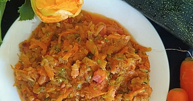 Bigos z cukinii z boczkiem i kiełbasą