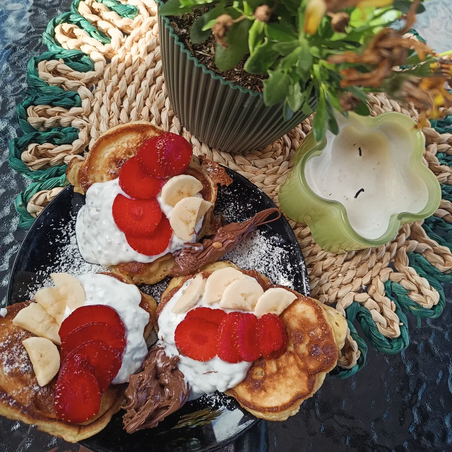 Puszyste placki z bananami i truskawkami