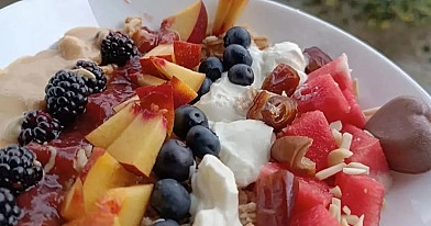 Owsianka z owocami, masłem orzechowym i skyrem waniliowym