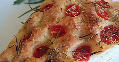 Focaccia z pomidorkami koktajlowymi i rozmarynem – włoski chleb z oliwą, który pachnie jak Toskania