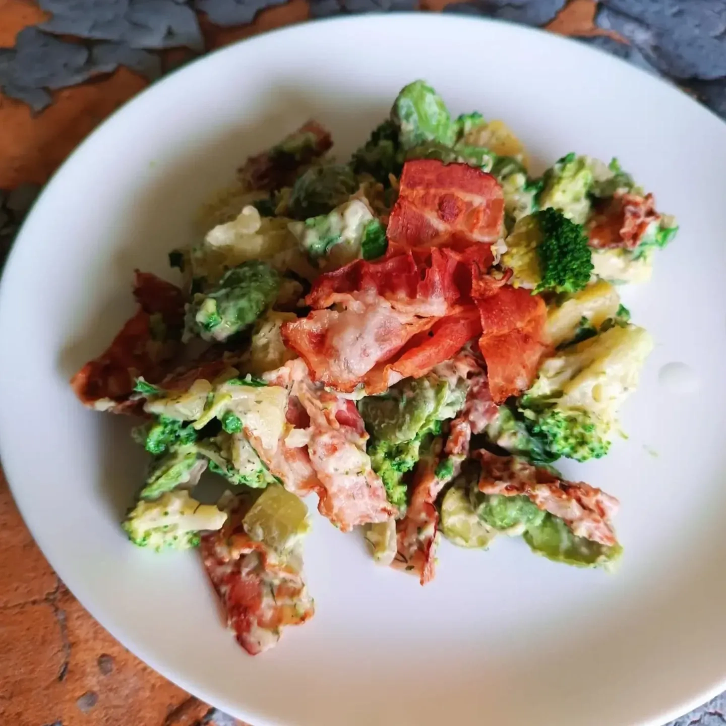 Sałatka z bobem, młodymi ziemniakami, brokułem i chrupiącym boczkiem