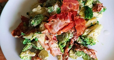 Sałatka z bobem, młodymi ziemniakami, brokułem i chrupiącym boczkiem