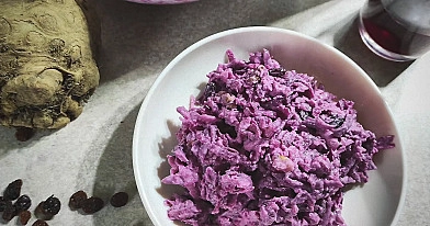 Surówka z kiszonego buraka z jabłkiem, selerem i rodzynkami