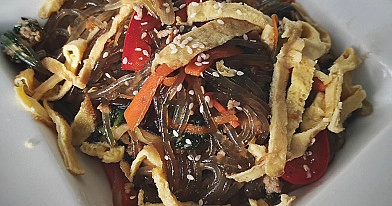 Koreański makaron japchae z mięsem mielonym