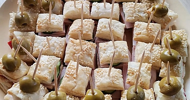 Sluoksniuoti tešlos užkandžiai su sūriu, kumpiu ir alyvuogėmis