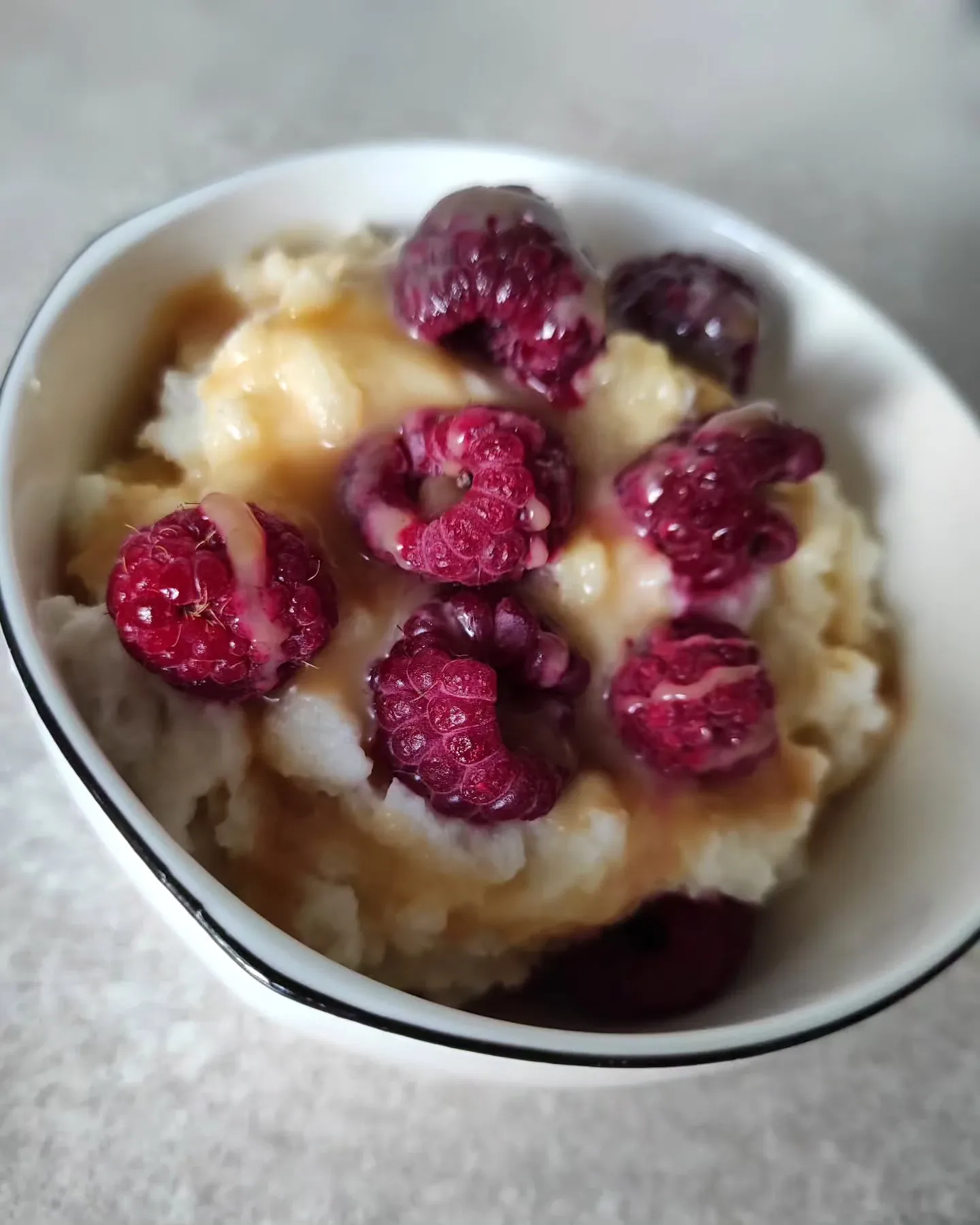 Kasza manna na wodzie z serkiem waniliowym i malinami