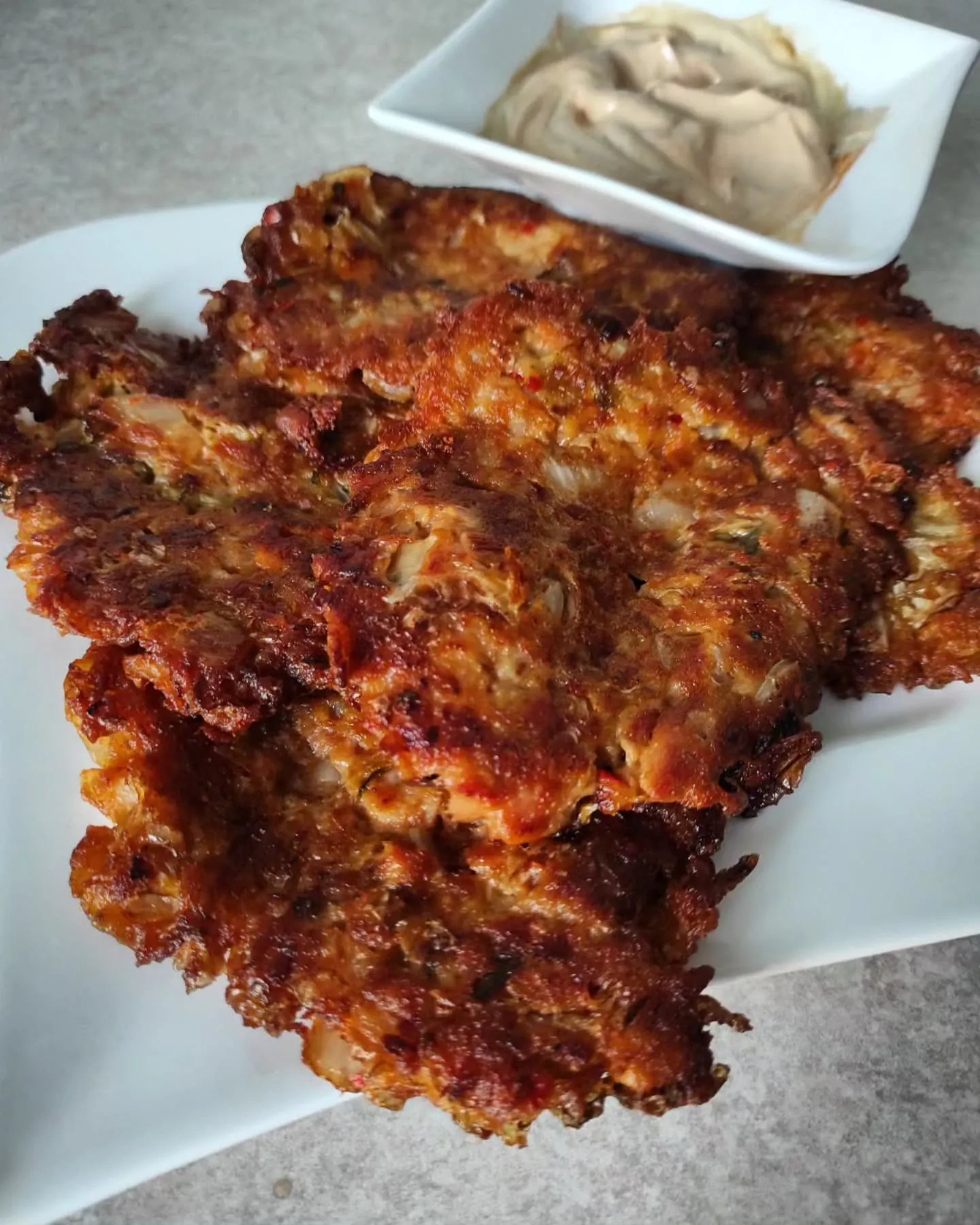 Chrupiące koreańskie placuszki z kimchi i tuńczykiem