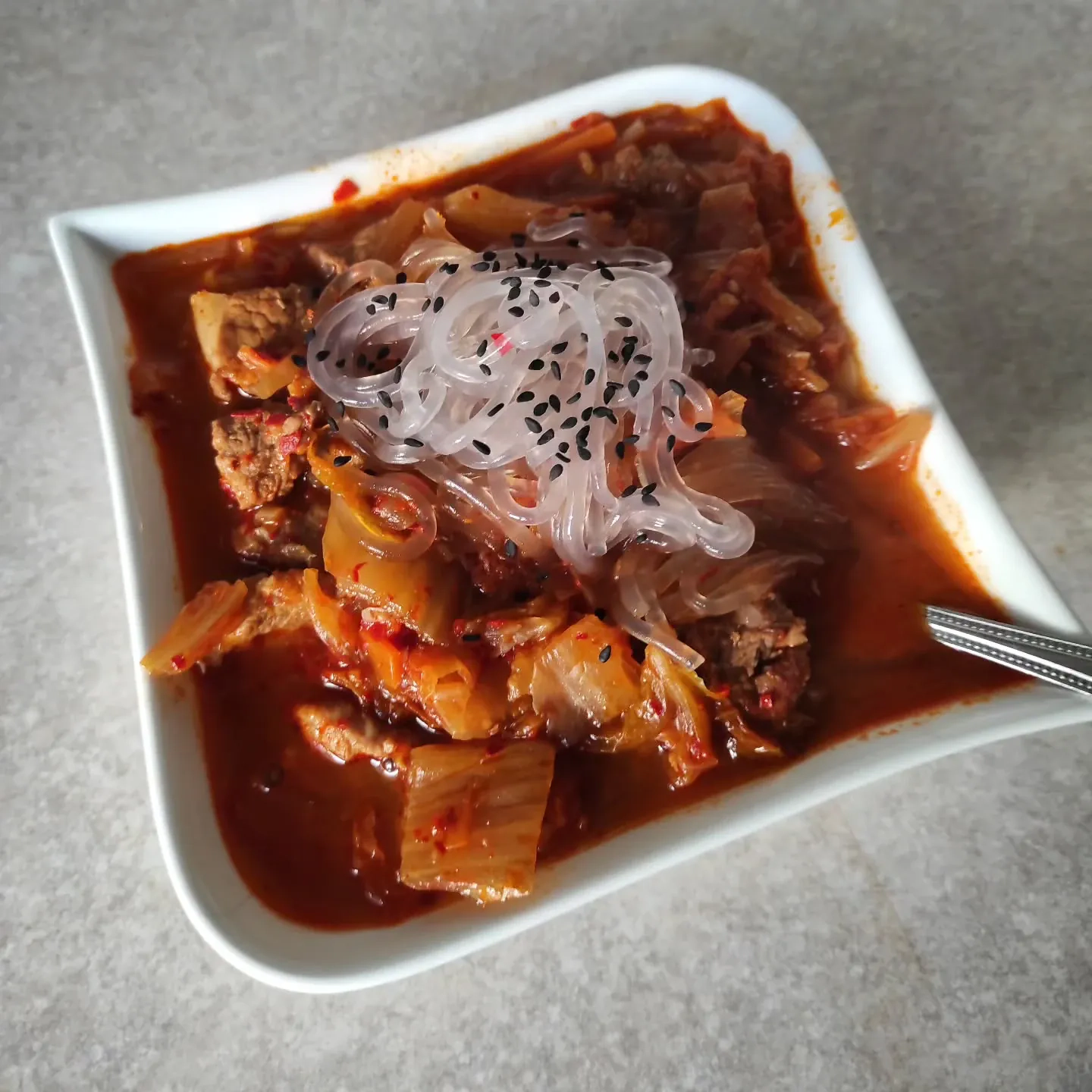 Zupa z kimchi z wołowiną i makaronem shirataki